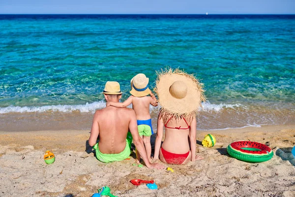 Família na praia na Grécia — Fotografia de Stock