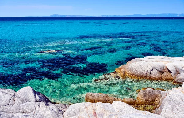 Costa rocosa y mar turquesa en Grecia — Foto de Stock