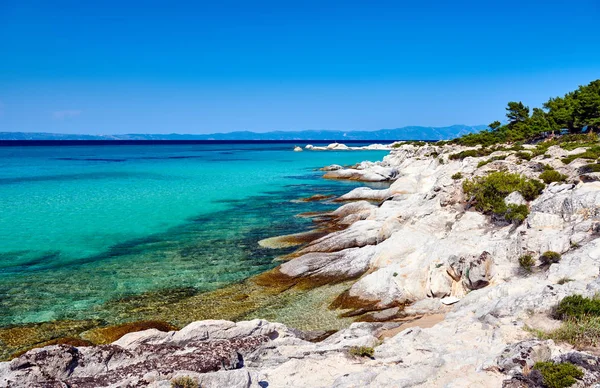 Rotsachtige kust en turquoise zee in Griekenland — Stockfoto