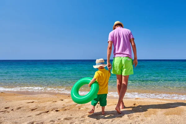 Toddler boy walking on beach with father — Stock Photo, Image