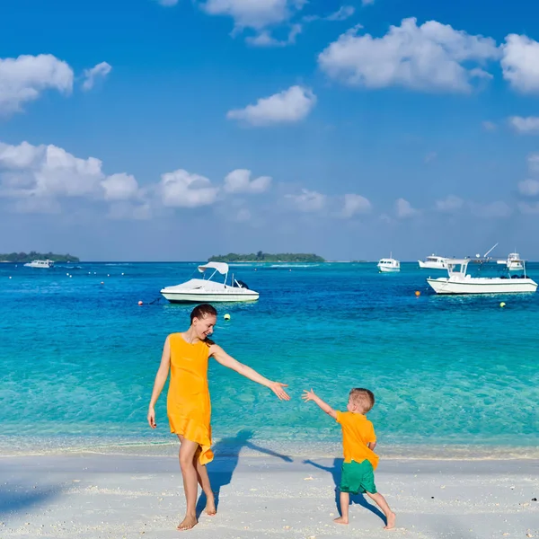 Niño en la playa con madre —  Fotos de Stock