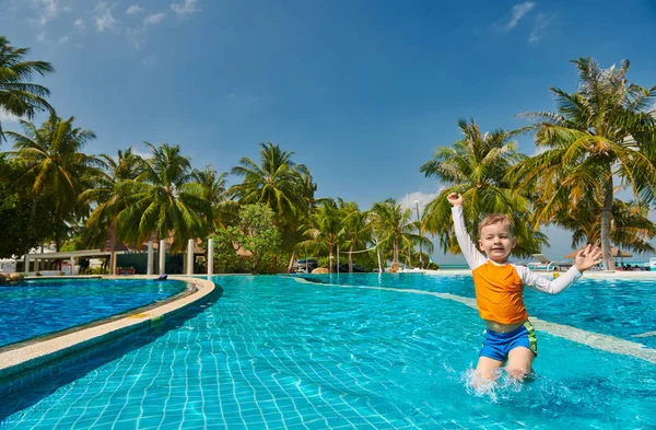 Niño en la piscina del complejo — Foto de Stock