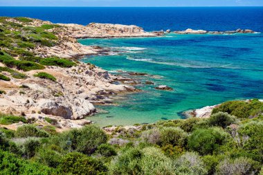 Güzel bir plaj ve kayalık sahil şeridi manzara Yunanistan