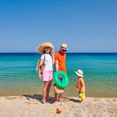 Ailesi Yunanistan sahilde