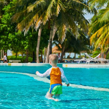 Yürümeye başlayan çocuk resort yüzme havuzunda