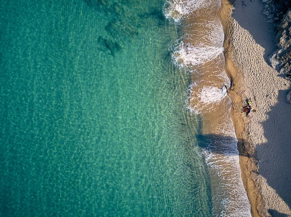 Piękna plaża z rodziny widok z góry strzał — Zdjęcie stockowe