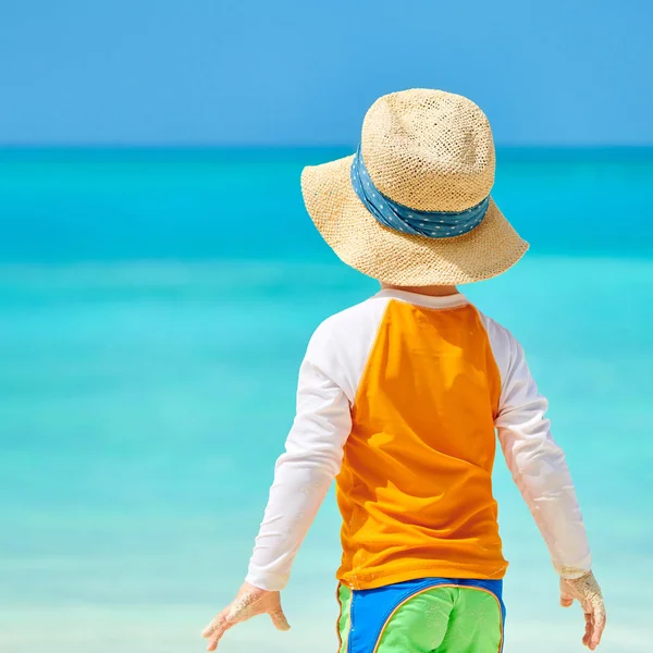 Drie-jarige peuter jongen op strand — Stockfoto