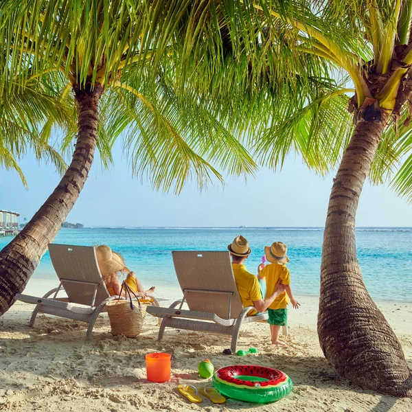 Familj med treårig pojke på stranden — Stockfoto