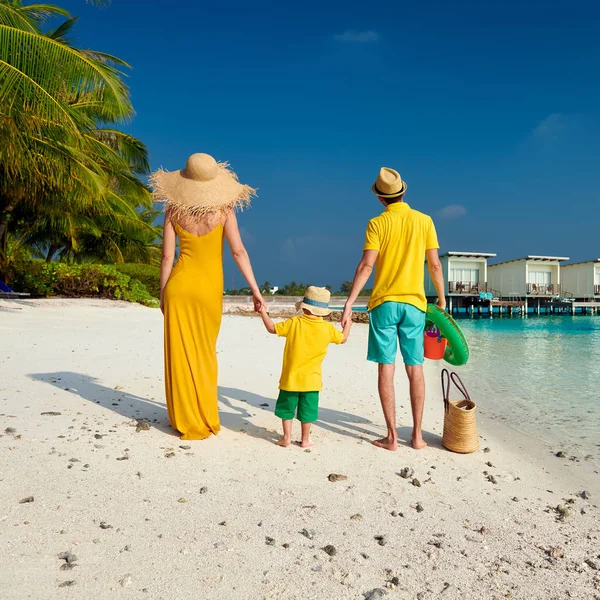 Οικογένεια με τρίχρονο αγόρι στην παραλία — Φωτογραφία Αρχείου
