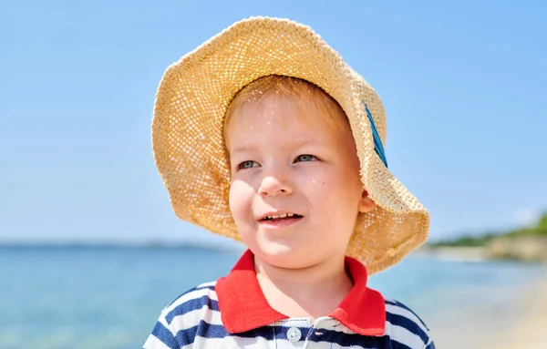 Niño en la playa — Foto de Stock