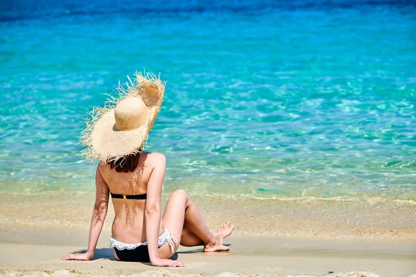 Femme en bikini sur la plage — Photo