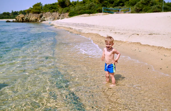Bambino ragazzo sulla spiaggia — Foto Stock