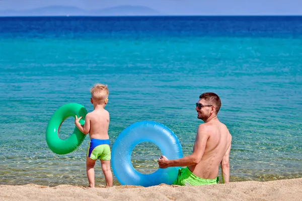 Toddler boy on beach with father — Stock Photo, Image