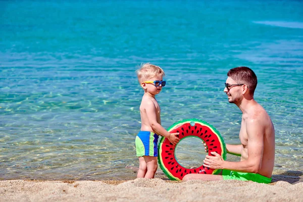 Bambino ragazzo sulla spiaggia con il padre — Foto Stock