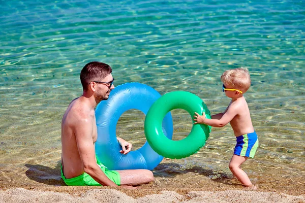 Bambino ragazzo sulla spiaggia con il padre — Foto Stock