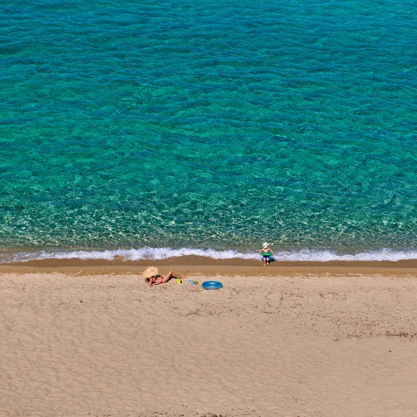 Enfant garçon sur la plage avec sa mère — Photo