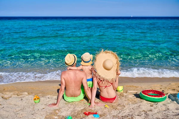 Familj på stranden i Grekland — Stockfoto