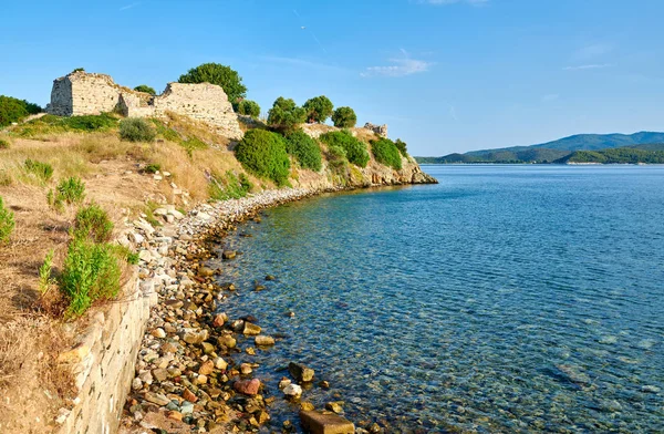 Paisaje de costa rocosa con ruinas de castillo — Foto de Stock