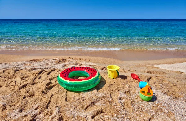 Strand med oppblåsbar ring og leker – stockfoto