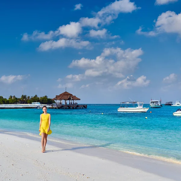 Kvinna i klänning gå på tropical beach — Stockfoto