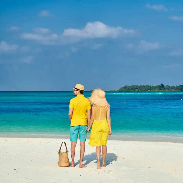 Пара в жовтий на тропічні пляжі в Мальдіви — стокове фото