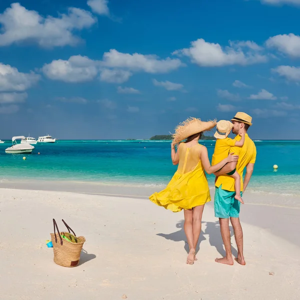 Famiglia con bambino di tre anni sulla spiaggia — Foto Stock