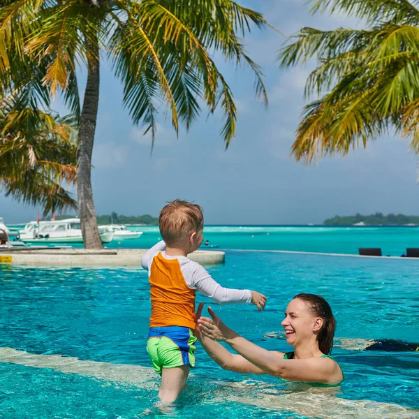 幼儿男孩在度假村游泳池与母亲 — 图库照片