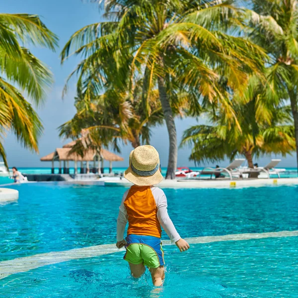 Toddler pojke i resort pool — Stockfoto