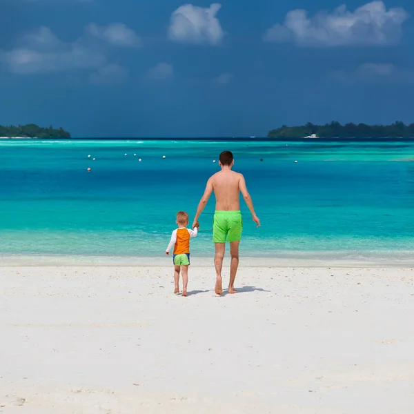 Niño en la playa con padre —  Fotos de Stock