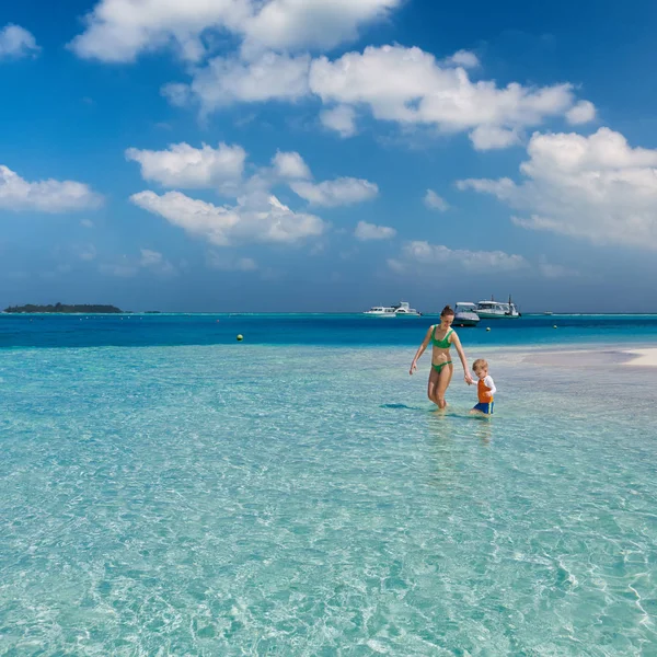 Niño en la playa con madre — Foto de Stock