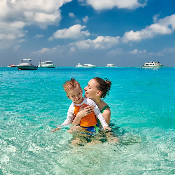 Niño en la playa con madre — Foto de Stock