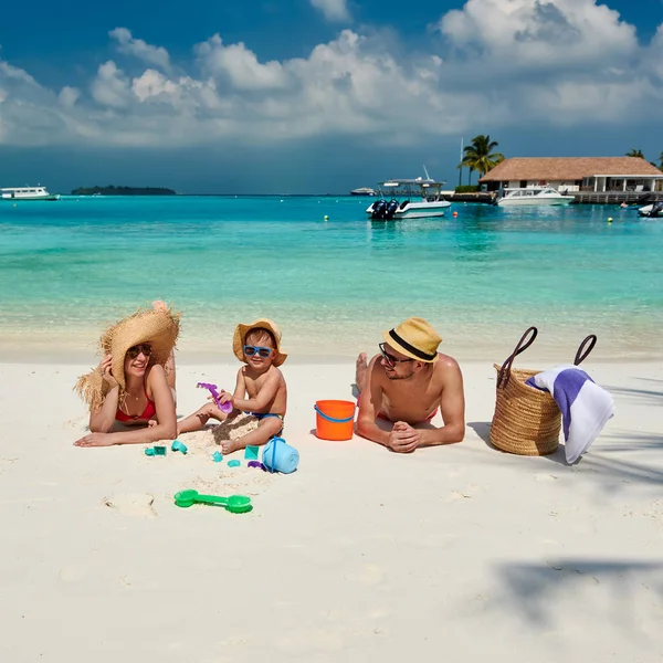 Familj med treårig pojke på stranden — Stockfoto