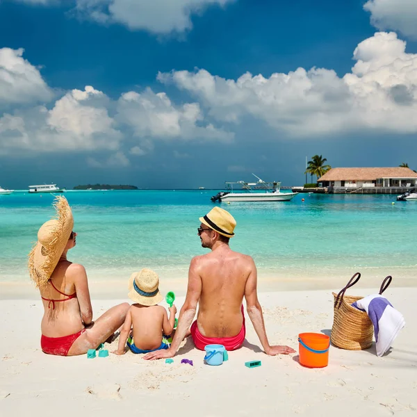 Familie mit dreijährigem Jungen am Strand — Stockfoto