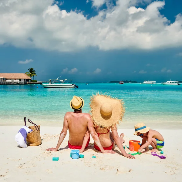 Familj med treårig pojke på stranden — Stockfoto