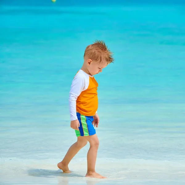 Niño de tres años en la playa — Foto de Stock