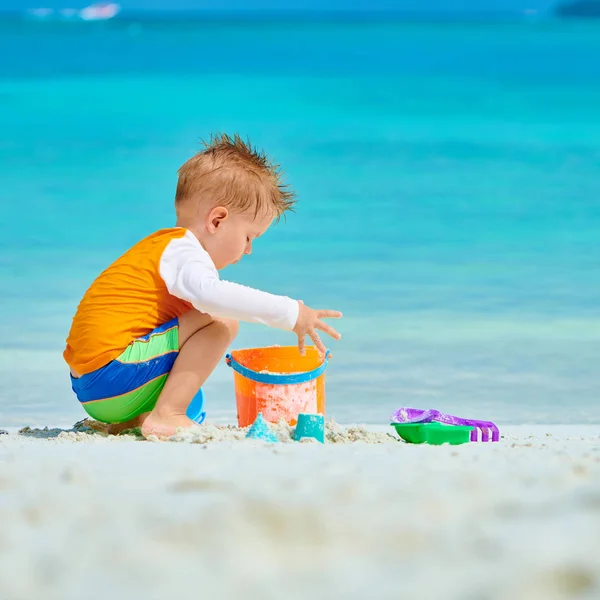 Dreijähriges Kleinkind spielt am Strand — Stockfoto