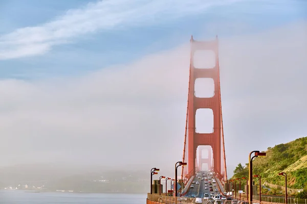 Golden Gate Γέφυρα άποψη σε ομιχλώδη πρωί — Φωτογραφία Αρχείου