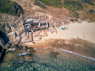 Adam bir plaj havadan görünümü üzerinde hamakta