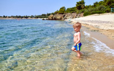 Sahilde yürümeye başlayan çocuk 