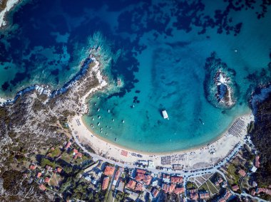 Güzel bir plaj üst hava görünümünü dron vurdu