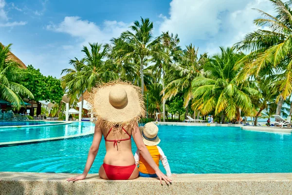 Yürümeye başlayan çocuk annesi ile resort yüzme havuzunda — Stok fotoğraf