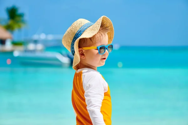 Kleuter jongen met zonnebril op strand — Stockfoto