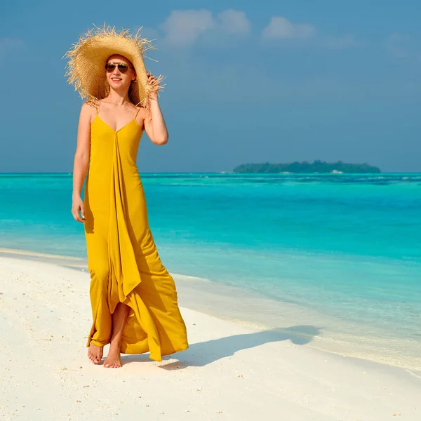 熱帯のビーチの上を歩くドレスを着た女性 — ストック写真