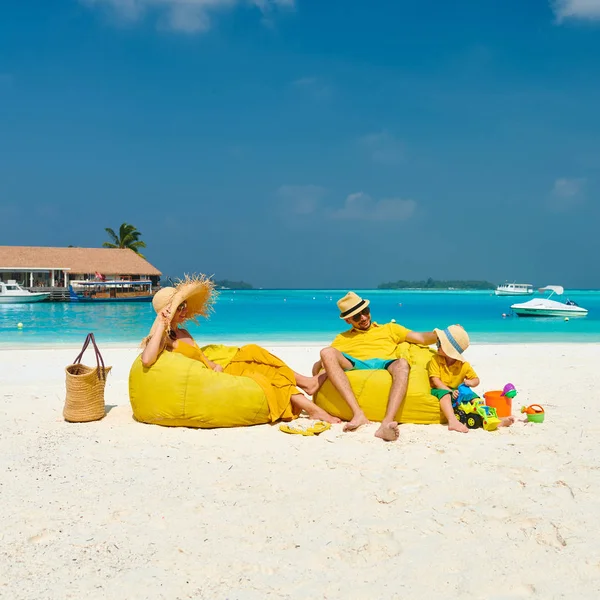 Gezin met drie jaar oude jongen op het strand — Stockfoto