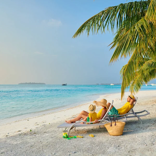 Familj med treårig pojke på stranden — Stockfoto