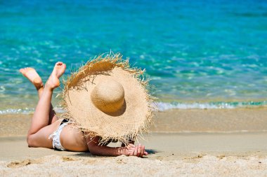 Plajda bikinili bir kadın