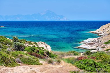 Güzel bir plaj ve kayalık sahil şeridi manzara Yunanistan