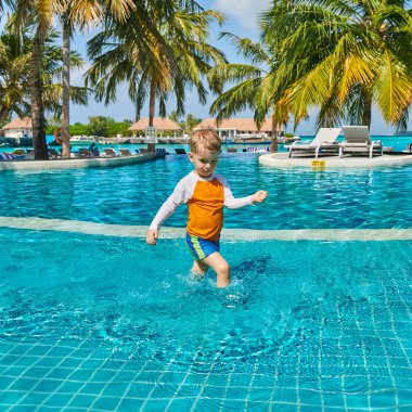 Yürümeye başlayan çocuk resort yüzme havuzunda