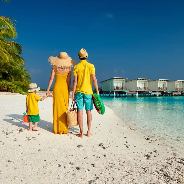 Rodina s tříletým chlapcem na pláži — Stock fotografie