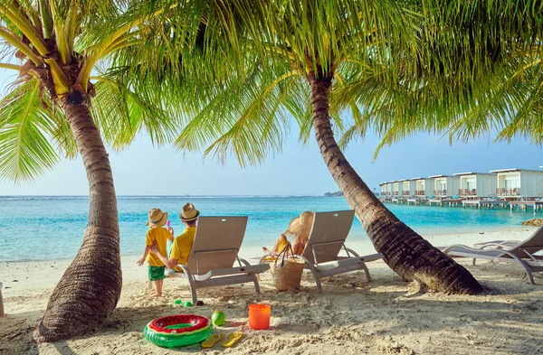 Familia con niño de tres años en la playa — Foto de Stock